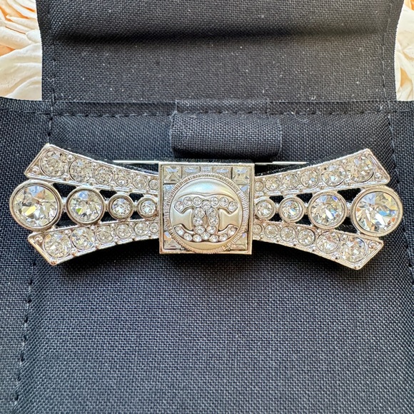 CHANEL 23S SILVER TONE BOW LARGE PEARL CC LOGO CRYSTAL CRYSTALS BROOCH PIN - Picture 3 of 13